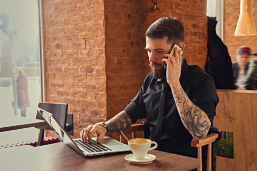 Internationale Studierende arbeiten gemeinsam an Projekten